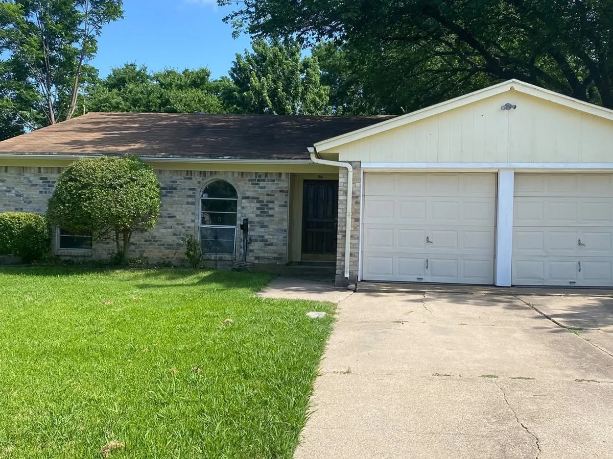 Dallas-Fort Worth home exterior after a Lantern trim and garage door repaint